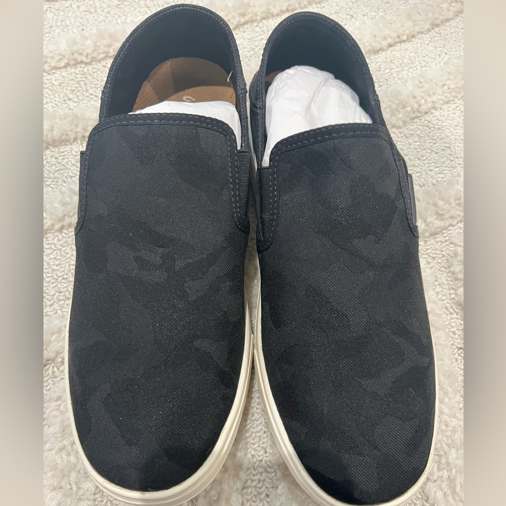 OluKai Camo Women’s Slip On’s - Size 9